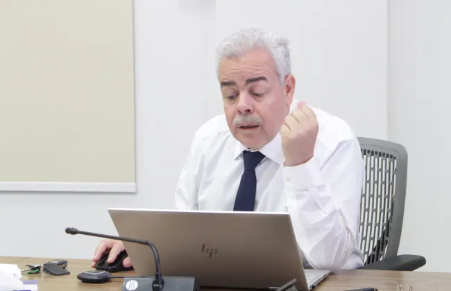 أستاذ الاقتصاد بكليات الشرق العربي يشارك في تقديم محاضرة علمية بالتعاون مع جامعة الملك سعود