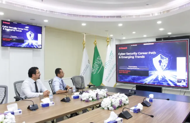 قسم الحاسب بكليات الشرق العربي ينظم ورشة عمل حول بناء المسار المهني في الأمن السيبراني