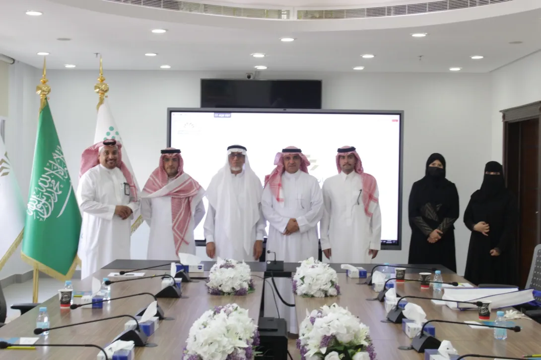 عميد كلية الحقوق يلتقي وفداً من اتحاد الغرف التجارية السعودية
