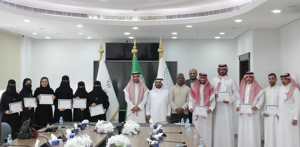 عميد كلية الدراسات التطبيقية يكرم متفوقي قسم الحاسب